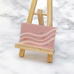 木製畫架上展示的藝術作品印刷品。