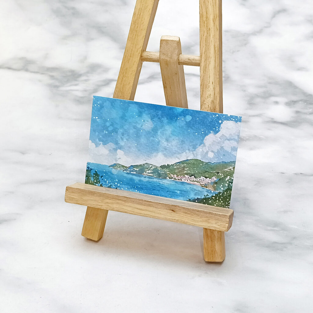 風景畫印刷品,以畫架展示。