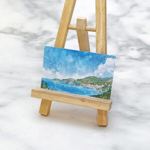 風景畫印刷品，以畫架展示。