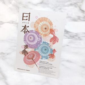 色彩鮮豔的日式和紙扇子，採用浮世繪風格印刷，圖案為花卉和鳥類，呈現出精緻的細節和傳統的日式美學。